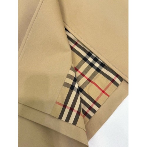 BURBERRY Camden Fit Heritage Lightweight Windbreaker BURBERRY Camden Fit Heritage Lightweight Windbreaker