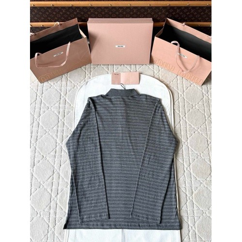 MIU MIU 2025SS Striped Pocket Slogan Long Sleeve - Grey MIU MIU 2025SS Striped Pocket Slogan Long Sleeve - Grey