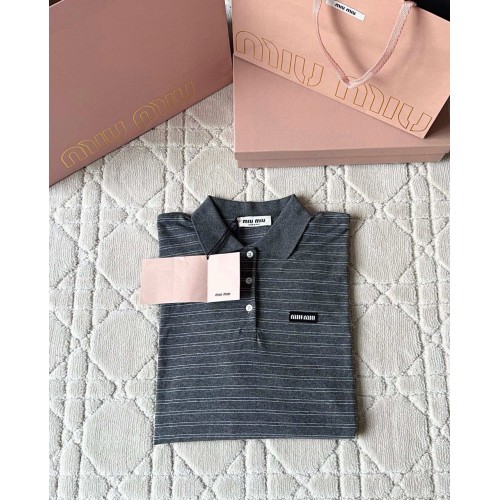 MIU MIU 2025SS Striped Pocket Slogan Long Sleeve - Grey MIU MIU 2025SS Striped Pocket Slogan Long Sleeve - Grey