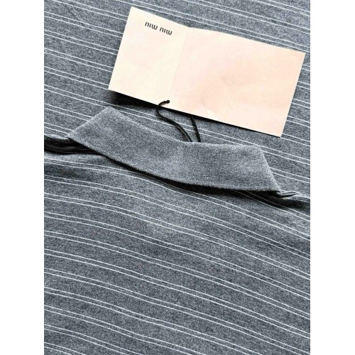 MIU MIU 2025SS Striped Pocket Slogan Long Sleeve - Grey MIU MIU 2025SS Striped Pocket Slogan Long Sleeve - Grey