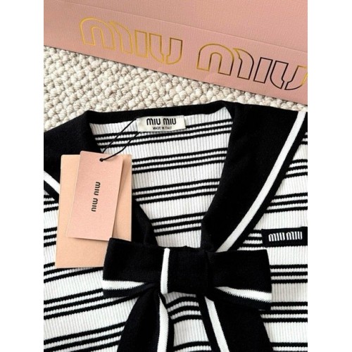 MIU MIU 25SS Bowknot V-neck Short Sleeve Polo - White with Black MIU MIU 25SS Bowknot V-neck Short Sleeve Polo - White with Black