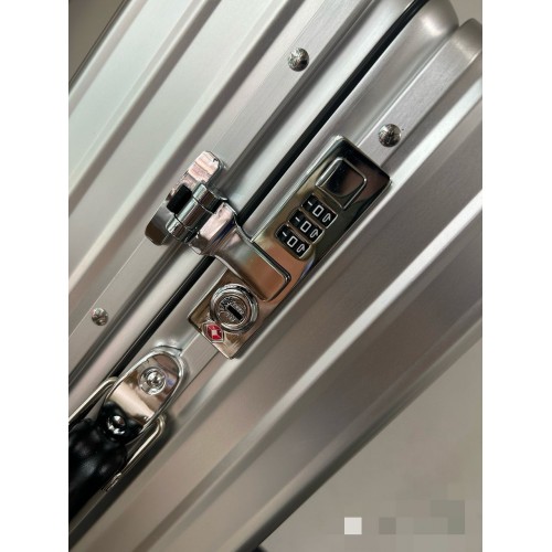 RIMOWA Classic Cabin Luggage - Silver RIMOWA Classic Cabin Luggage - Silver